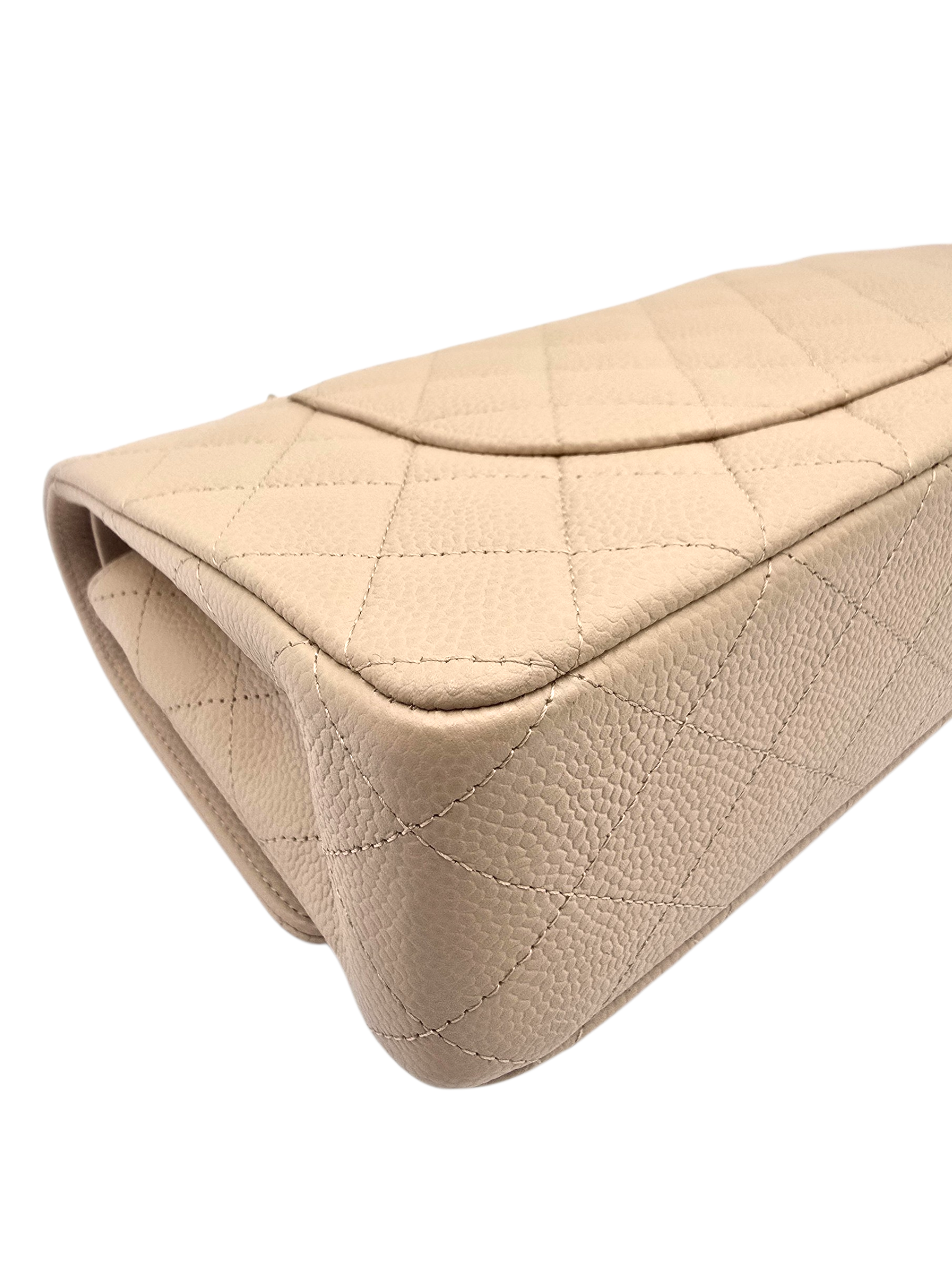 Classic Shoulder Bag Medium Beige in Caviar Leather, Gold hardware