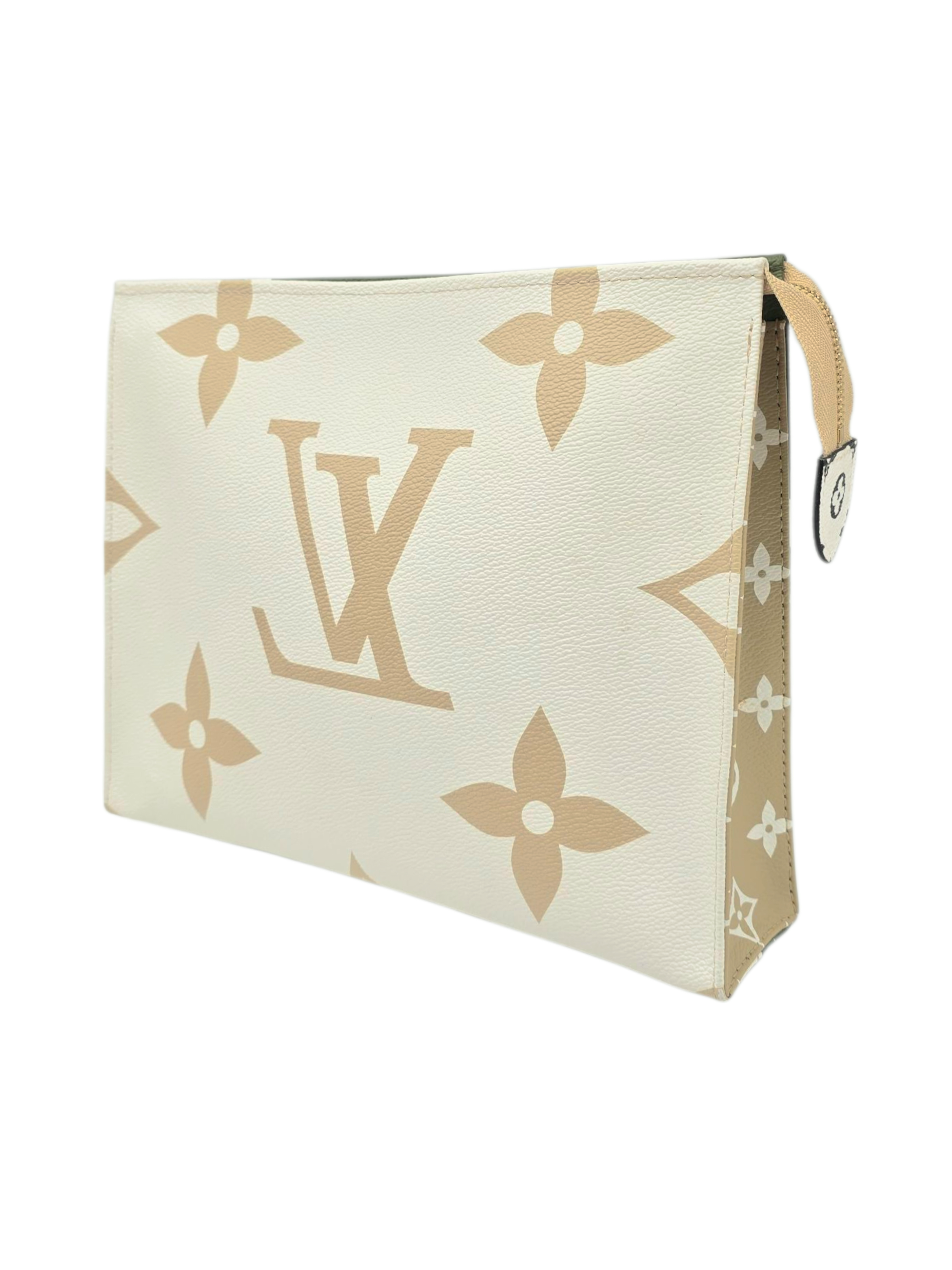 Louis Vuitton Monogram Pouch Green Clutch in Coated Canvas, Light Gold hardware_2